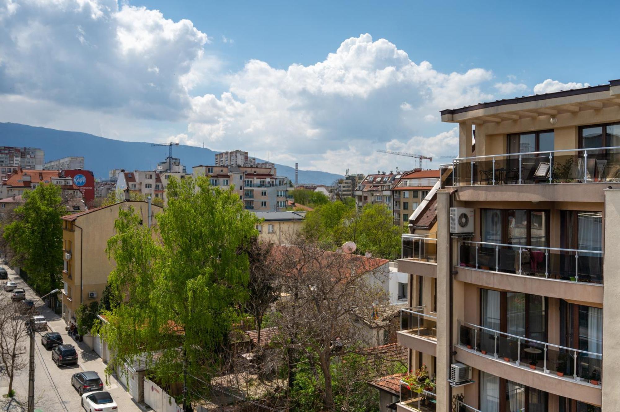 Colorful Studio With Balcony - Free Parking Apartment Sofia Bagian luar foto